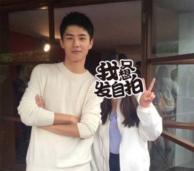 劉昊然鋼鐵直男合影姿勢：雙手抱胸就不碰你