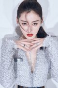 張天愛銀色金屬穿搭曝光 霸道美艷氣場全開