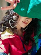 楊幂發布最新自拍照 衣袖擋住半邊臉