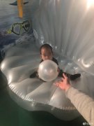 謝楠小兒子坐在貝殼造型泳圈玩水 被吳京調