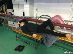 吳京躺在躺椅上休息神情疲憊 網友紛紛猜測他發