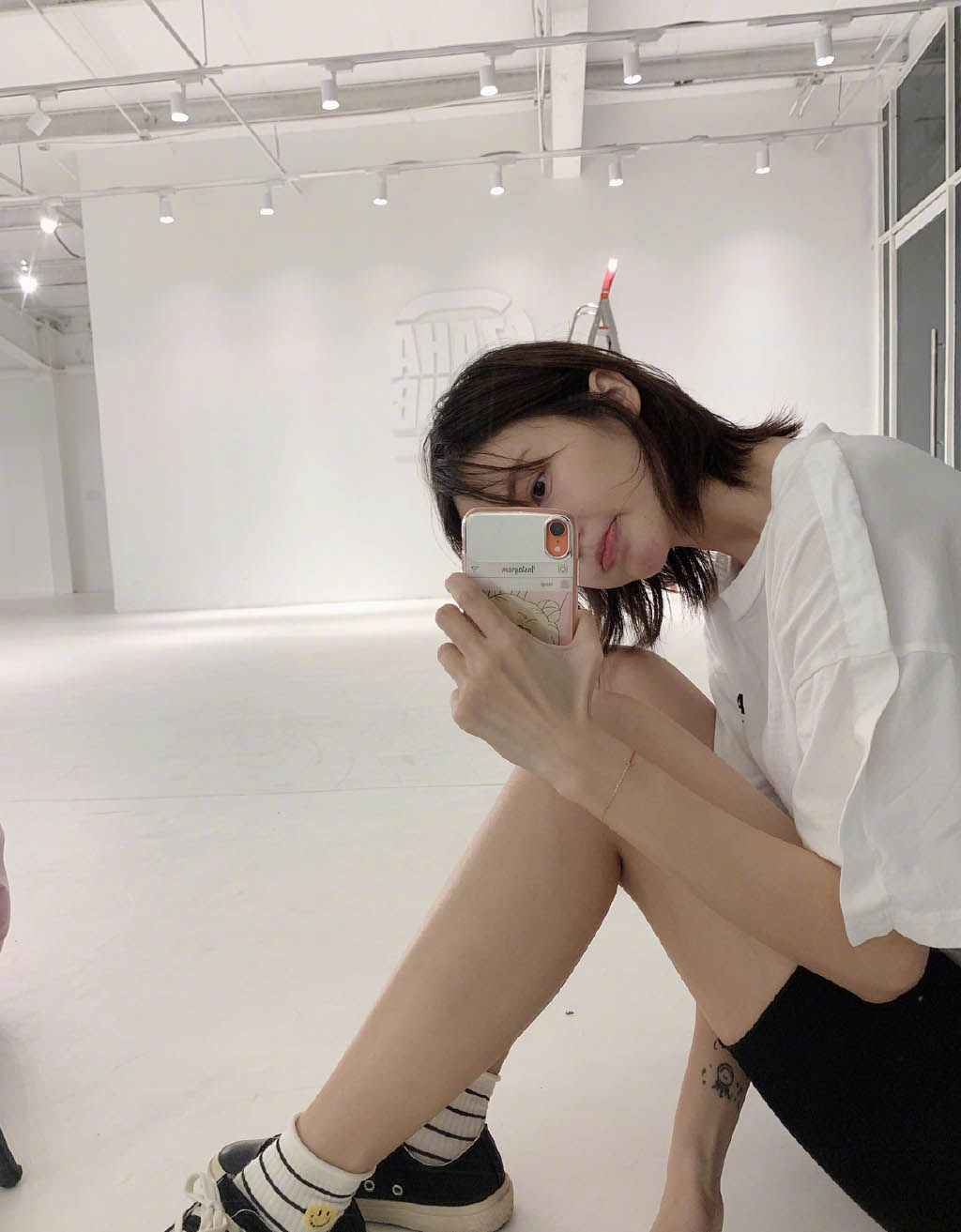 金晨與小男友約會過程被偷拍 大街上親吻好